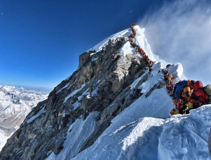 Alto tráfico de alpinistas en fila para llegar la cumbre del Monte Everest.
