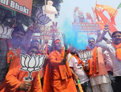 Simpatizantes del Bharatiya Janta Party (BJP) celebran este jueves el liderazgo del partido en los resultados electorales en Nueva Delhi (India) mientras continúa el recuento de votos.