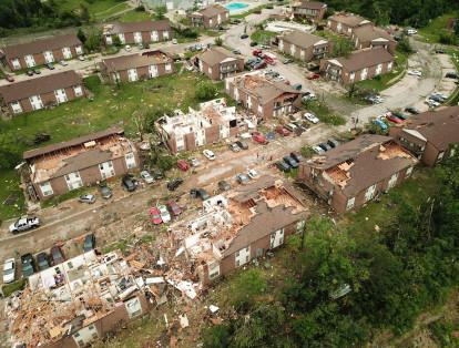 Escombros de las casas destruidas en Jefferson City (Misuri) tras el paso del tornado este jueves.