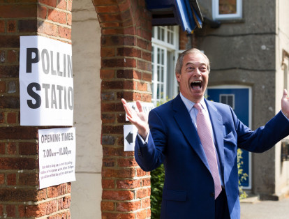 El líder del Partido del Brexit, Nigel Farage, sonríe a su llegada a un colegio electoral, este jueves, para votar en las elecciones europeas en Biggin Hill, Kent (Reino Unido).