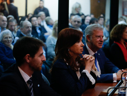 La expresidenta argentina y actual senadora Cristina Fernández (c.) asiste este martes a los tribunales federales de Buenos Aires (Argentina), para el comienzo del primer juicio en su contra por supuesta corrupción.