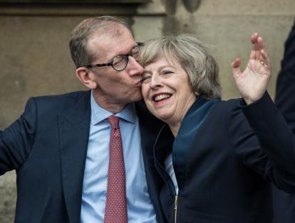 Theresa May asume como primera ministra el 11 de julio de 2016, y aluda a la prensa en la entrada del palacio de Westminster junto a su marido John May.