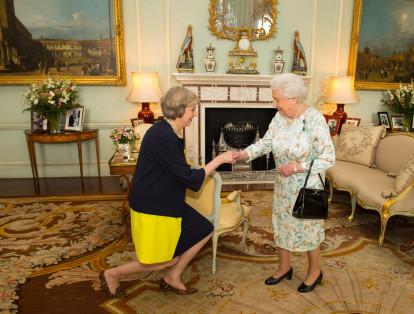 La reina Isabel II recibe a Theresa May para una audiencia en el palacio de Buckingham en Londres, el 13 de julio de 2016. La política conservadora se convirtió en la segunda mujer en la historia del Reino Unido en ocupar el cargo, al recibir el mandato de la reina Isabel II para formar Gobierno.