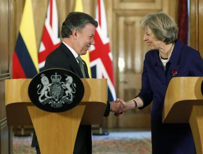El expresidente Juan Manuel Santos el 2 de Noviembre de 2016 con la primera Ministra del Reino Unido, Theresa May, quien apoyó la implementación del Acuerdo de Paz.