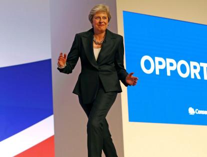Theresa May baila mientras sube al escenario a dar su discurso durante el último día de la Conferencia del Partido Conservador, en el Centro Internacional de Convenciones de Birmingham (Reino unido) el 3 de octubre de 2018.