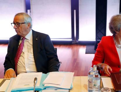 El presidente de la Comisión Europea, Jean-Claude Juncker recibe a Theresa May antes de mantener una reunión sobre el Brexit en Bruselas, el 8 de diciembre de 2017. La relación entre ambos se vio deteriorada durante todo el proceso de negociación del Brexit. Este viernes, tras conocer el anuncio de su dimisión, Juncker ha declarado que no siente "ninguna alegría personal" y que siempre ha considerado a May una mujer con "coraje".