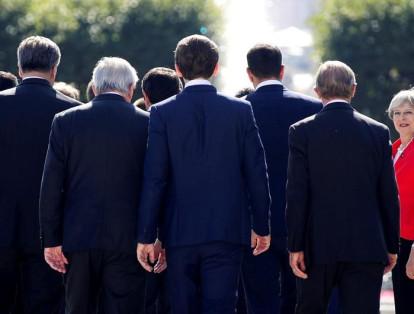Theresa May llega para una foto de familia durante la cumbre informal de los líderes de la Unión Europea, en Salzburgo (Austria), el 20 de septiembre de 2018.