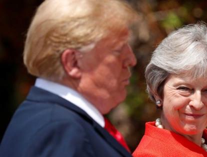 Theresa May camina junto a Donald Trump tras una conferencia de prensa conjunta en Chequers, en la visita del segundo a Londres, el 13 de julio de 2018.