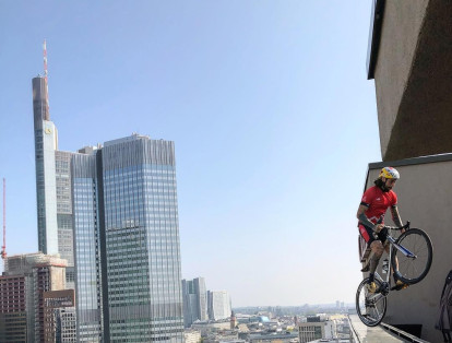 El último gran truco de Brumotti lo realizó en Frankfurt, ciudad de Alemania. El ciclista rodó por los tejados y los balcones de grandes edificios. Las tomas del video que recopila su riesgosa hazaña dejan ver los abismos de más de 200 metros de altura que hay justo al lado del ciclista que, tal parece, se divierte con sus osadas travesías.
