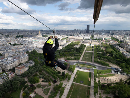 Los turistas que estén ahora en París tienen la opción de deslizarse por el cable de 800 metros que está habilitado desde el segundo piso de la torre Eiffel.