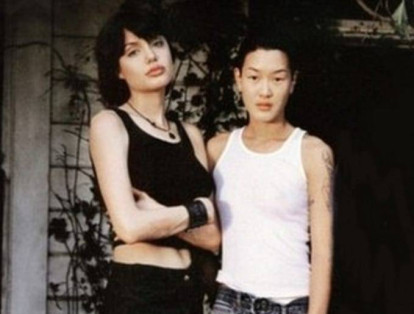 Durante el rodaje de la película Angelina contaba con 20 años y Shimizu con 24, quien antes de ‘Jóvenes incomprendidas’ solo se dedicaba al modelaje. Jolie, por su parte, estaba dando sus primeros pasos por la ‘alfombra’ de Hollywood.