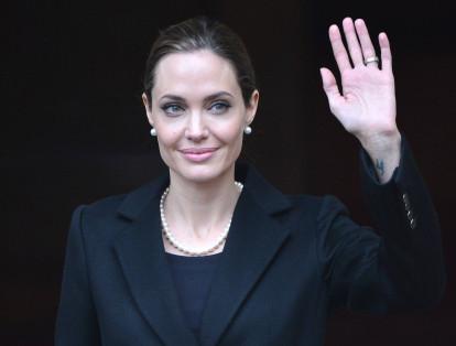 Tras su separación con Lee Miller, Angelina Jolie se comprometió en el 2000 con Billy Bob Thorton, de quien se divorció en el 2003. Luego de ello tuvo una larga relación con Brad Pitt que culminó en un fugaz matrimonio llevado a cabo en 2014. El final de esta unión, una de las más extensas de Hollywood, se dio en 2016.