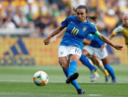 La jugadora brasileña Marta Vieira Da Silva fue la encargada de abrir el marcador al minuto 27 desde el punto penal.