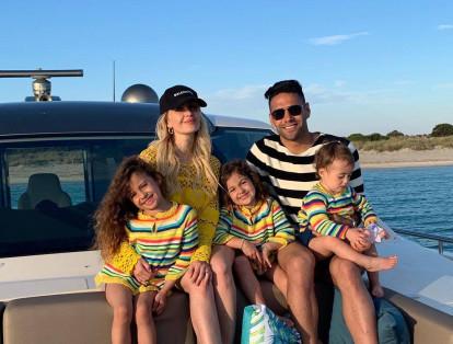 Radamel Falcao García tiene tres hijas con la cantante argentina Lorelei Tarón. Ellas son su más grande apoyo en sus partidos en Mónaco y también la slección.