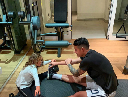 James Rodríguez y su hija Salomé suelen pasar mucho tiempo juntos. En esta foto publicada en su instagram el colombiano asegura que ella es su "entrenadora".