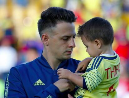 Santiago Arias tiene mucho para celebrar en esta Copa América porque a su hijo Thiago le llegará un hermanito que se llamrá Lucca. El colombiano confirmó la noticia junto con su esposa, la modelo Karín Jiménez.