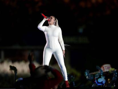 La colombiana vistió un enterizo blanco muy ajustado en la presentación donde miles de asistentes aplaudieron y ovacionaron el acto.