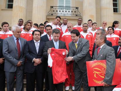 El expresidente Juan Manuel Santos, al igual que gran parte de su familia, es hincha del Independiente Santa Fe. En la foto, recibió al equipo en 2011 en la Casa de Nariño.