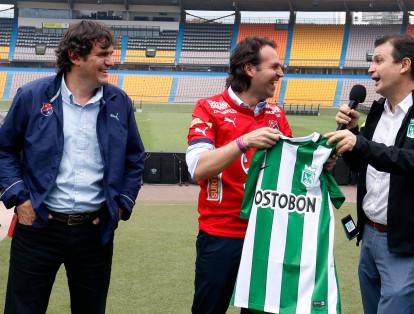 El alcalde de Medellín, Federico Gutiérrez, es hincha del Atlético Nacional. Sin embargo, Fico se ha puesto la camiseta del rival de patio, el Medellín, para generar consciencia de la importancia del fútbol en paz.