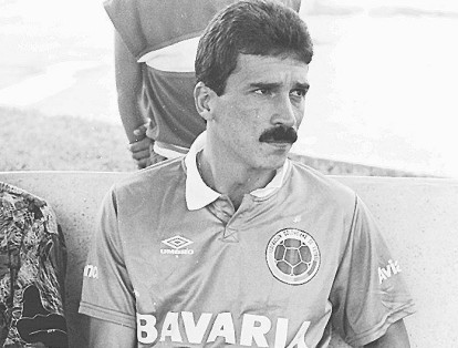 En 1987, luego de ausentarse de la segunda fase de dos torneos consecutivos (1979 y 1983), Colombia clasificó a la semifinal al liderar su grupo, sin embargo, en esta ocasión cayó por 2-1 a manos de Chile. Cabe aclarar que esta fue la primera edición de Copa América con sede fija tras la renovación del sistema de juego, por lo cual se jugó solamente un partido. La ‘tricolor’ se alzó con el tercer puesto al vencer 2-1 a Argentina con goles de ‘Barrabas’ Gómez (en la foto) y Juan Jairo Galeano.