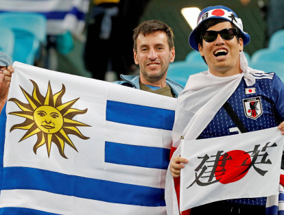 Japoneses y uruguayos vivieron juntos el empate que aplazó la clasificación de los charrúas.