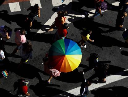 Miles de personas participaron en la 23ª edición del Desfile del Orgullo LGBT el domingo 23 de junio en la Avenida Paulista de São Paulo (Brasil).