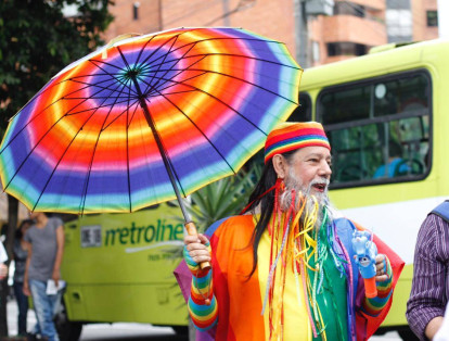 Una fiesta multicolor se vivió al aire libre en Medellín, desde las 11 a. m., cuando se empezaron a congregar los asistentes a la Marcha del Orgullo LGBTI+, que este año volvió a salir desde la emblemática calle Barbacoas, a las 2 p. m., y culminó en el Parque de las Luces. Allí se realizaron distintas actividades culturales para las familias reunidas.