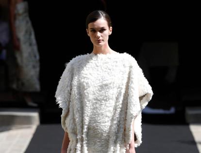 También se habría dicho que en el desfile del domingo de Aelis una túnica blanca y una chaqueta estaban hechas de 
pieles, pero en realidad fueron "tejidas con seda, cachemira, pelo de camello y algodón", según Sofia Crociani, diseñadora de la marca.