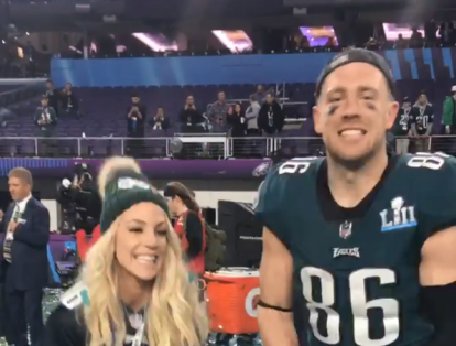 En 2018, en un video de Julie se llenó de lágrimas de alegría cuando descubrió que las Águilas se dirigían al Super Bowl.