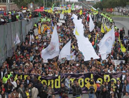 "Que paren los desplazamientos y las muertes de nuestros líderes", pregonan integrantes del magisterio de Bogotá. La marcha avanzó a un ritmo lento.