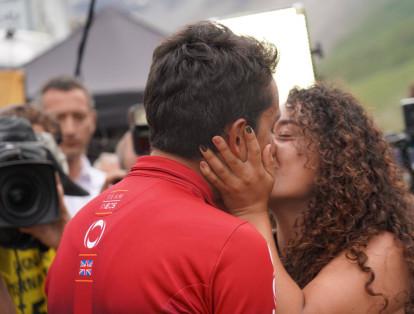 La novia del colombiano Egan Bernal es la ciclista colombiana Xiomara Guerrero quien hoy, cuando el colombiano se llevó el maillot amarillo en el Tour de Francia no pudo contener la emoción al felicitarlo.