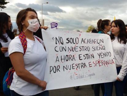 "Nuestros líderes no están solos, ellos gritan lo que el gobierno no quiere oir", se escucha una arenga que pide detener los asesinatos de líderes en Bogotá.