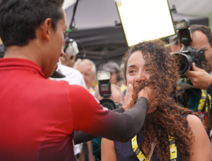 La joven ha estado con el colombiano desde que empezó a correr el Tour y ahora en su mejor momento ha sido una de las primeras en apoyarlo.