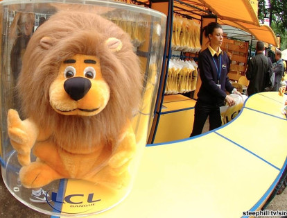En 1987 se comenzó la entrega de un león de peluche que es la mascota oficial del banco Crédit Lyonnais, el patrocinador de larga data del Tour.
