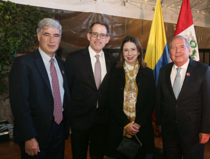 Juan Pablo Uribe, ministro de Salud; Ignacio Higueras, embajador del Perú en Colombia; Adriana Mejía, viceministra de Asuntos Multilaterales, y Guillermo Botero, ministro de Defensa.