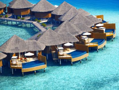 Los viajeros lo catalogan como "el mejor resort de las Maldivas" y no es para menos. Baros Maldives resort es un lujoso alojamiento que está en armonía con el medio ambiente. Los hospedajes están hechos de madera y arenisca y están adecuados para ofrecer el máximo lujo, comodidad y privacidad a los huéspedes.