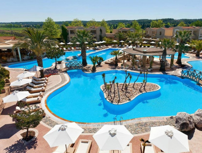 Porto Sani es un hotel tranquilo, diseñado para recargarse de energía. Está ubicado en Halkidiki (Grecia) y está sobre el mar, pero también ofrece dos lujosas piscinas. Los huéspedes destacan la gastronomía y el servicio de este resort.