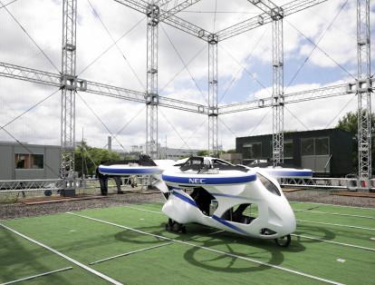 Fabricado por la compañía japonesa NEC, el vehículo es esencialmente un dron grande con cuatro hélices que puede transportar personas.