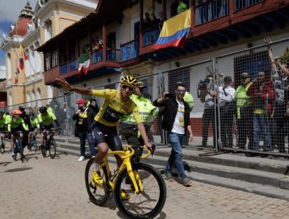 El ciclista Egan Bernal llega a la plaza de Los Comuneros en Zipaquirá, con la camiseta de campeón del Tour de Francia.
