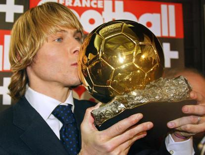 Pavel Nedved con su balón de oro en 2003.