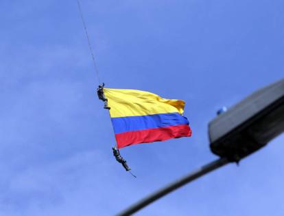 Mientras una de las aeronaves se disponía a aterrizar, los uniformados que sostenían la bandera de Colombia cayeron en la pista del aeropuerto y perdieron la vida.