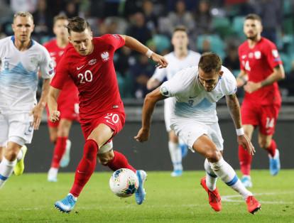 Polonia dio un paso atrás en sus opciones. Encajó en Eslovenia su primera derrota. Aliaz Struna y Andraz Sporar propiciaron la buena jornada eslovena (2-0).  Polonia ya siente el aliento de Austria, segunda en la tabla, que firmó la goleada de la sesión ante Letonia (6-0).