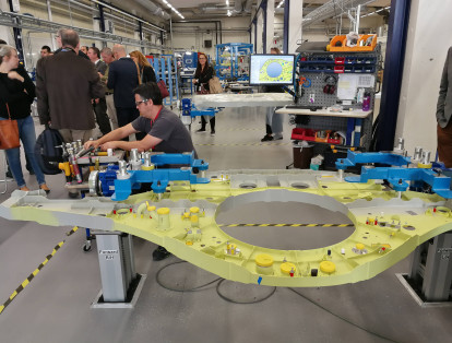 La construcción de estos aviones se realiza por partes en la fábrica de la empresa Saab, que los fabrica, en Linköping, Suecia. En todo el proceso intervienen personas y la fábrica emplea a más de 100 personas en la construcción de los aviones.