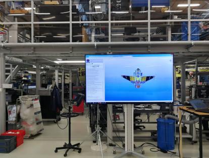 El programa en el que están ahora los planos en 3D para construir un Gripen E es usado por todos los trabajadores de la fábrica y cada uno tiene asignado un computador para consultar en cada paso en qué parte del avión está trabajando, cuántas piezas debe instalar, y en dónde va cada una de ellas.