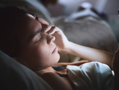 Desorden en el sueño y problemas mentales 

Según un estudio realizado por el Instituto Politécnico Rensselaer, en 2013, el uso de los celulares hasta dos horas antes de irse a dormir puede producir problemas de insomnio y desordenes en el sueño, pues la luz blanca y brillante deduce un 22% los niveles de malatonina, que es la hormona reguladora de sueño. La glándula pineal, que es la parte del cuerpo que produce la hormona del sueño es muy sensible a las variaciones de luz, y esas emisiones de luz hacen que se paralice la emisión de la hormona del sueño.
