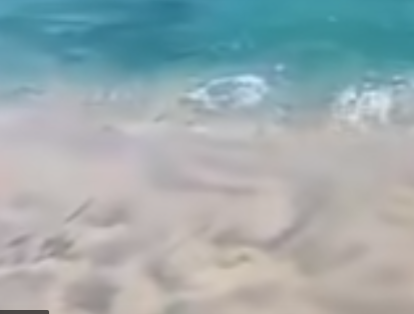 No es la primera vez que el mar 'devora' un costado de una playa mexicana. El pasado mes de febrero circuló un video por las redes sociales en el cual se ve, con claridad, el instante en el que ocurre el fenómeno: la marea llega hasta la orilla, la playa parece 'arrugarse' y se desprende un considerable fragmento de la arena.