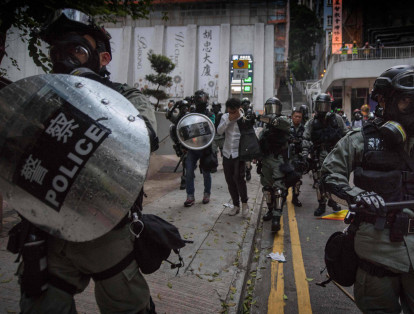 Uno de los manifestantes fue arrestado en el área de Wanchai, donde se presentaron fuertes desmanes y daños a las zonas públicas.