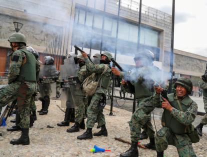 Uno de los líderes de los colectivos indígenas que comandan las movilizaciones relató que una vez que tomaron el hall del Parlamento, las fuerzas comenzaron a disparar gases lacrimógenos.