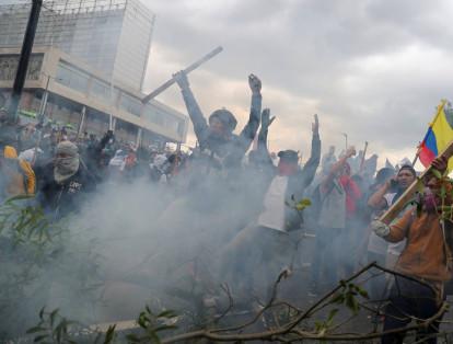 A las 4:45 p.m.(hora colombiana) de este martes, los enfrentamientos seguían en la sede del Parlamento, aunque se habían controlado un poco.