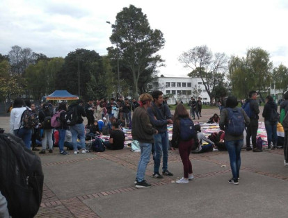 Los estudiantes comenzaron a movilizarse hacia las 11 a. m. desde diferentes puntos de la ciudad, por ejemplo, desde la Universidad Nacional, la Universidad Distrital y Pedagógica.